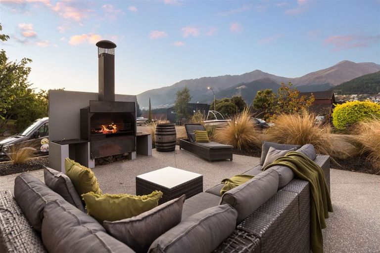 Photo of property in 33 Oregon Drive, Kelvin Heights, Queenstown, 9300