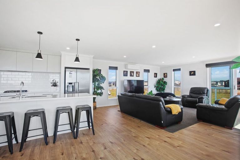 Photo of property in 9 Whata Street, Clarks Beach, 2122