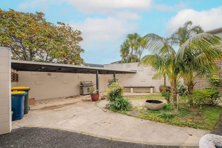 Photo of property in 1/18 Holdaway Avenue, Northcote, Auckland, 0627