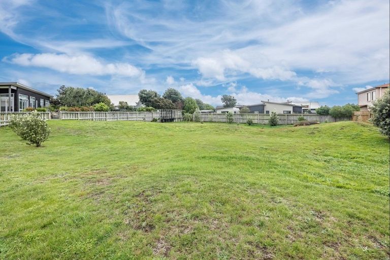 Photo of property in 10 Marram Way, Peka Peka, Waikanae, 5391