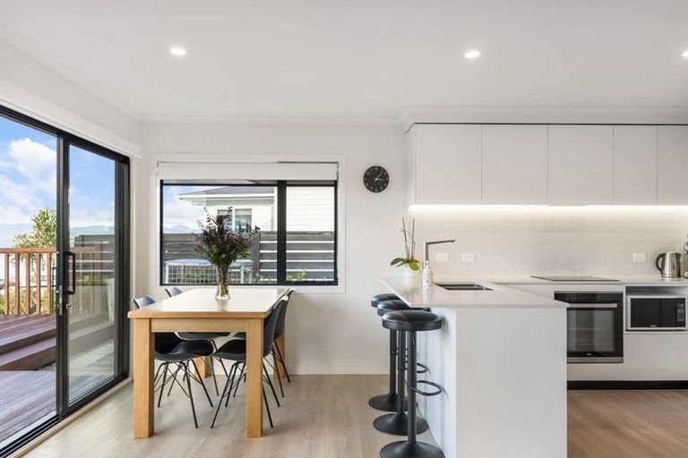 Photo of property in 54 Somes Crescent, Newlands, Wellington, 6037