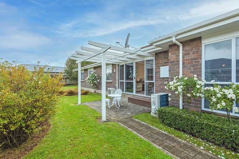 Photo of property in 67 Pacific Drive, Fitzherbert, Palmerston North, 4410