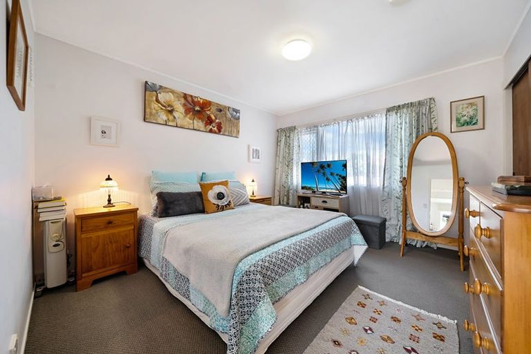 Photo of property in 1/2 Wallace Road, Ranui, Auckland, 0612