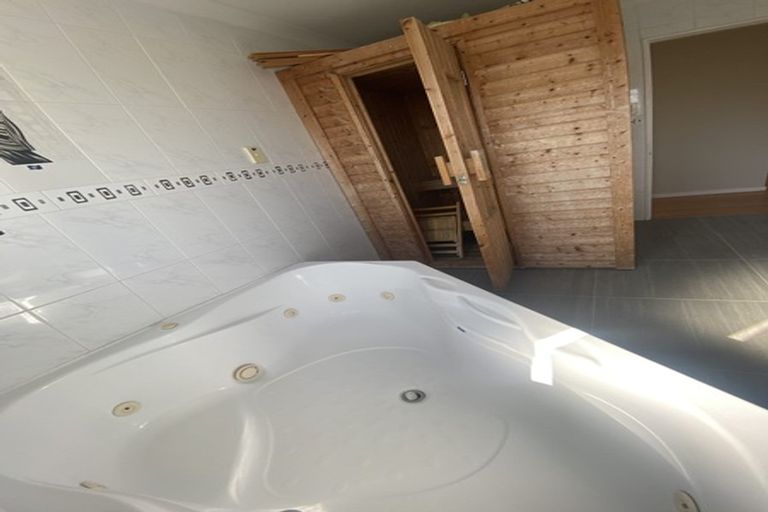 Photo of property in 1 Killybegs Drive, Pinehill, Auckland, 0632