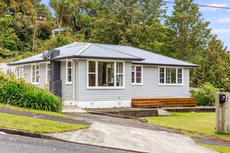 Photo of property in 16 Rintoul Grove, Stokes Valley, Lower Hutt, 5019