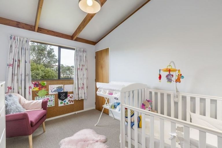 Photo of property in 33 Mandeville Place, Unsworth Heights, Auckland, 0632