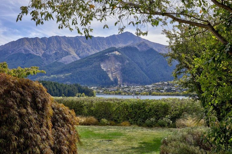Photo of property in 16 Oregon Drive, Kelvin Heights, Queenstown, 9300