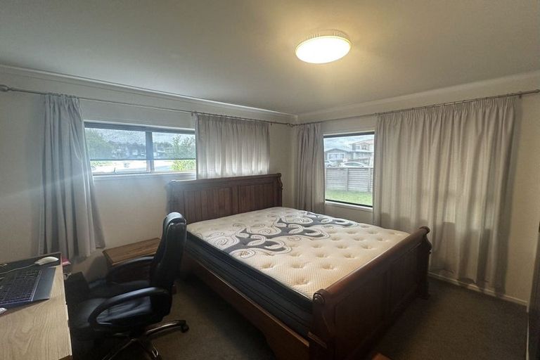 Photo of property in 121 Chivalry Road, Glenfield, Auckland, 0629