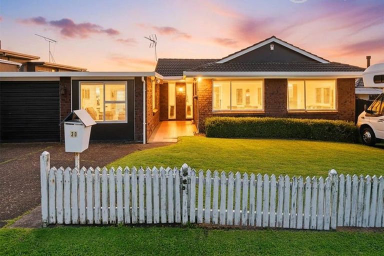 Photo of property in 30 Luton Avenue, Sunnyhills, Auckland, 2010