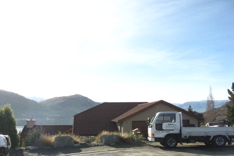 Photo of property in 17 Milward Place, Kelvin Heights, Queenstown, 9300