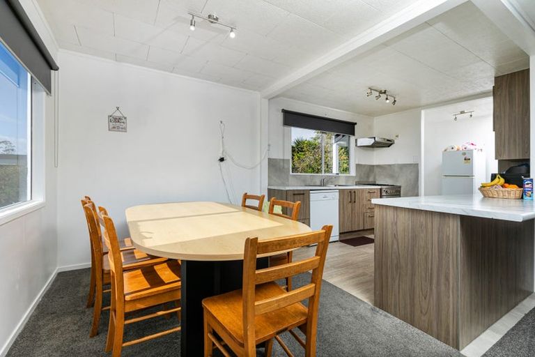 Photo of property in 11 Landsdale Place, Massey, Auckland, 0614