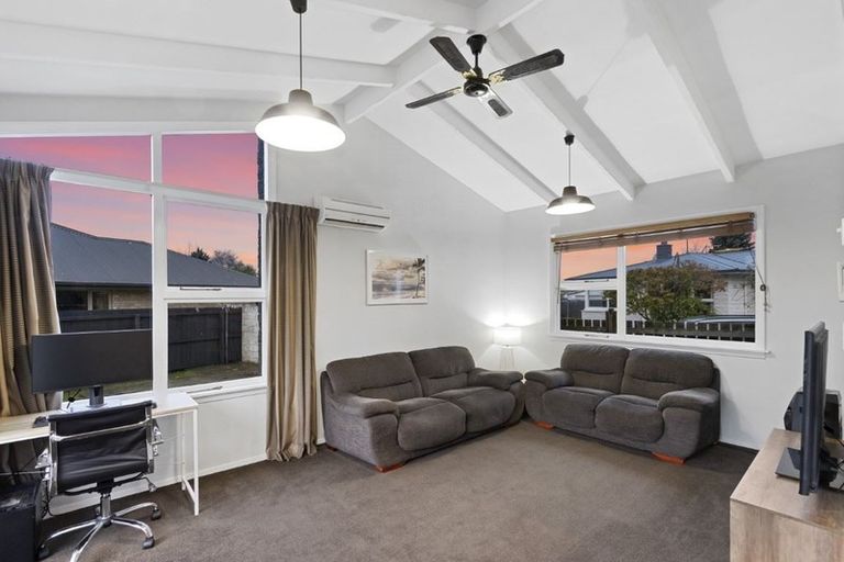 Photo of property in 15 Inca Place, Redwood, Christchurch, 8051