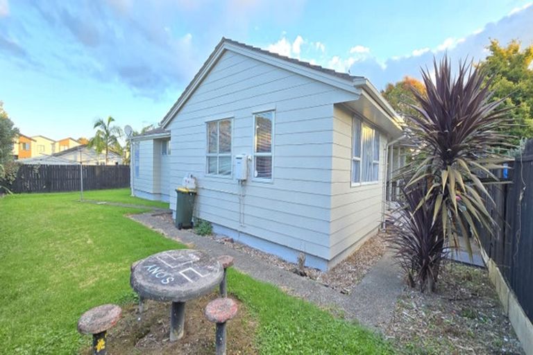 Photo of property in 87 Arimu Road, Papakura, 2110
