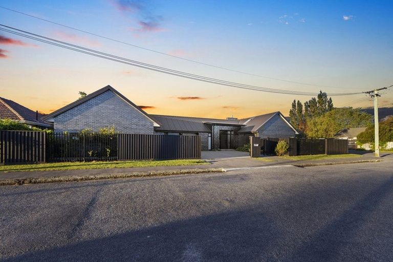 Photo of property in 17 Lees Road, Strowan, Christchurch, 8052