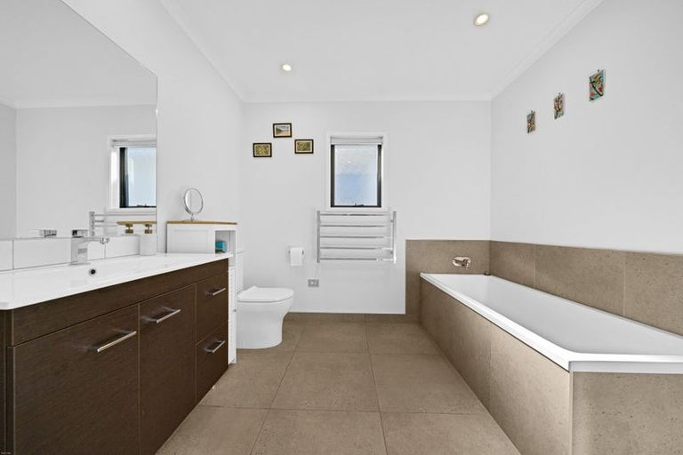 Photo of property in 12 Hoiho Road, Pukekohe, 2120