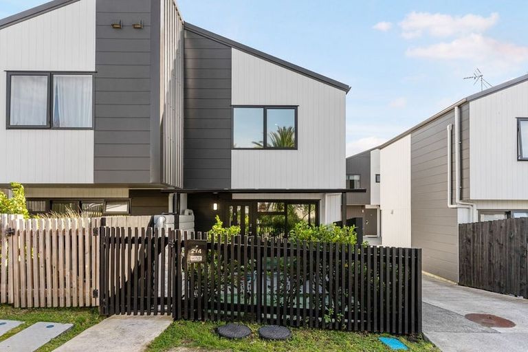 Photo of property in 2/4 Harry Ward Place, Henderson, Auckland, 0610