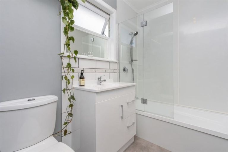 Photo of property in 24 Sylvan Crescent, Te Atatu South, Auckland, 0610