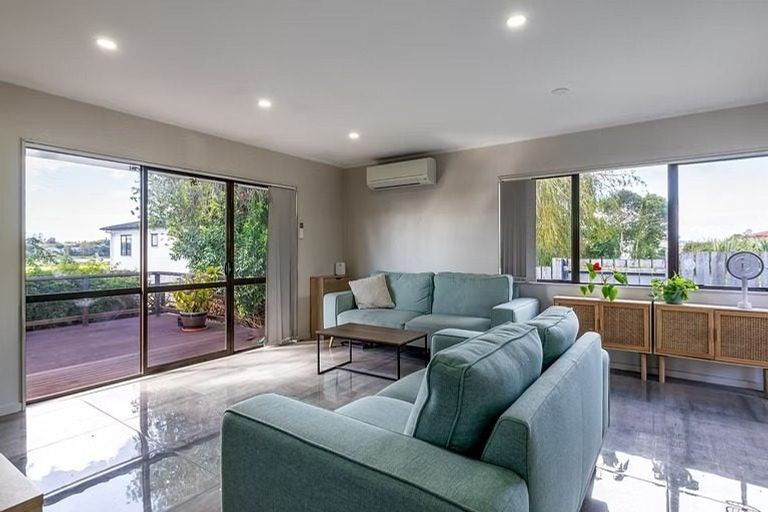 Photo of property in 1/13 Martin Place, Kelston, Auckland, 0602