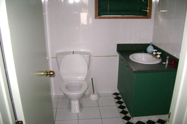 Photo of property in 635 Glenfield Road, Totara Vale, Auckland, 0629