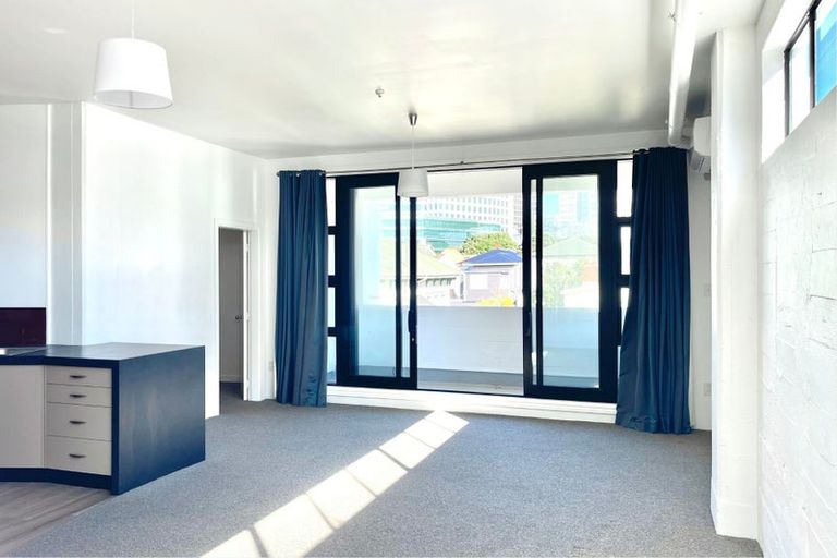 Photo of property in Endeavour Apartments, 18/125 Thorndon Quay, Pipitea, Wellington, 6011