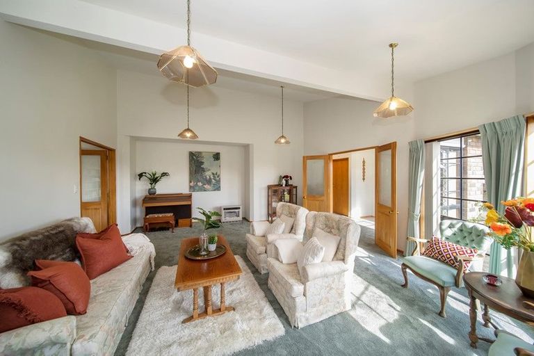 Photo of property in 11 Kinross Drive, Merrilands, New Plymouth, 4312