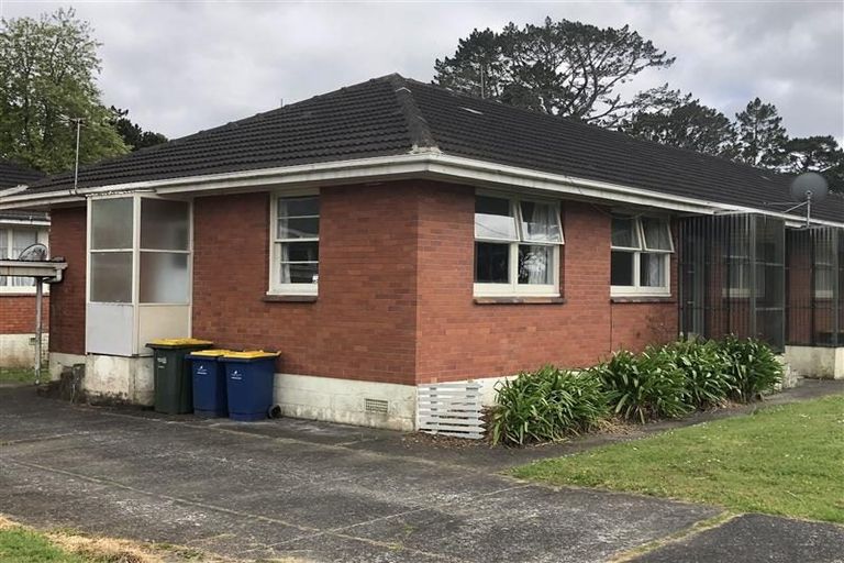 Photo of property in 4/2 Godley Road, Green Bay, Auckland, 0604