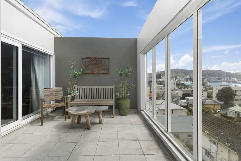 Photo of property in Kingsgate Flats, 10 Austin Street, Mount Victoria, Wellington, 6011