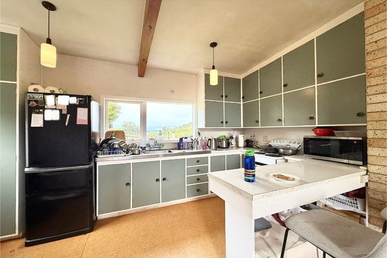 Photo of property in 9 Pekanga Road, Normandale, Lower Hutt, 5010