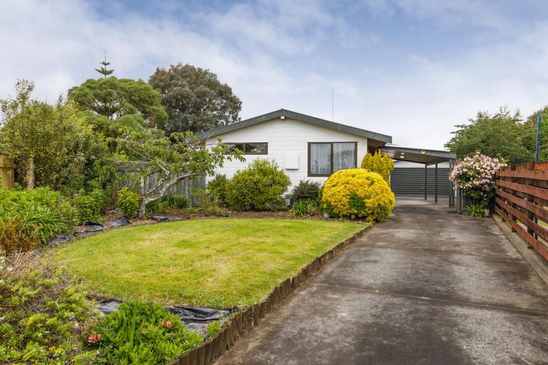 Photo of property in 12 Suzanne Grove, Kelvin Grove, Palmerston North, 4414