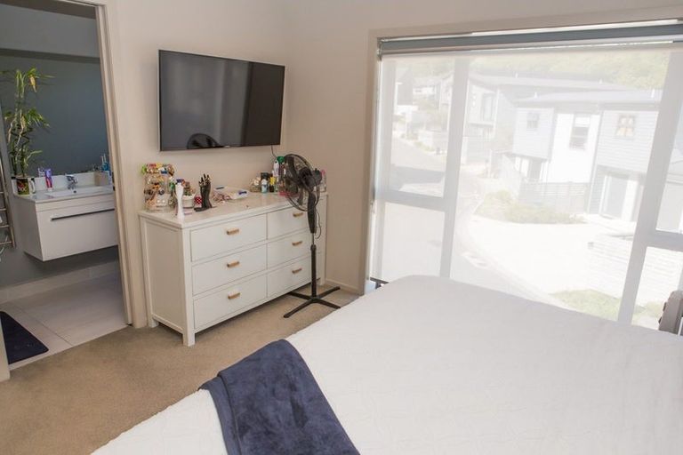 Photo of property in 8 Brindle Way, Newlands, Wellington, 6037