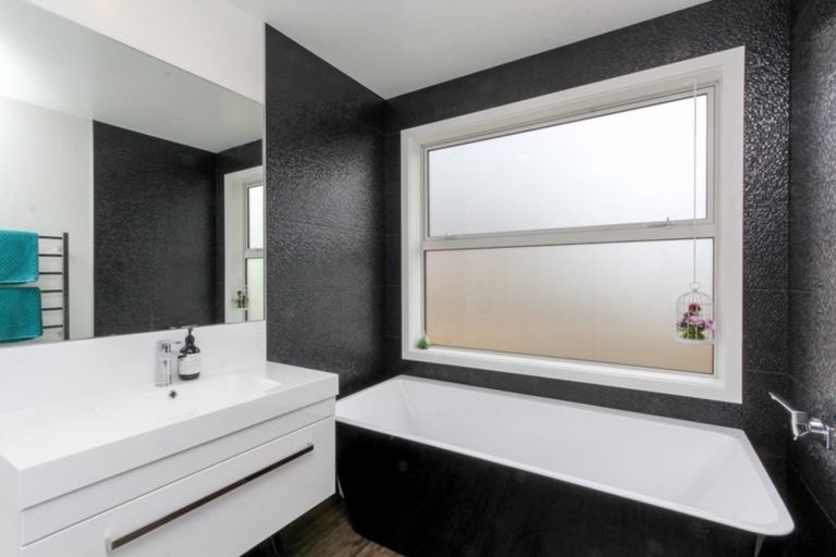 Photo of property in 54 Ainslee Street, Highlands Park, New Plymouth, 4312