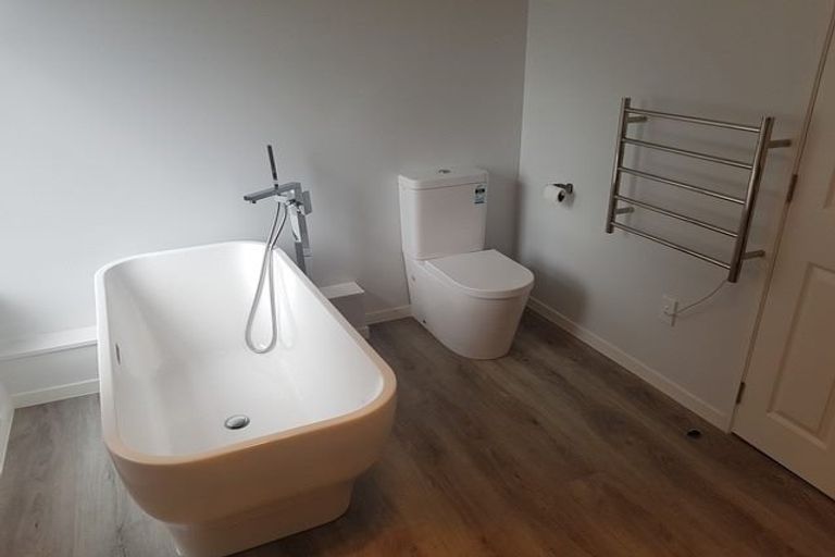 Photo of property in 60 Lagoon Way, West Harbour, Auckland, 0618