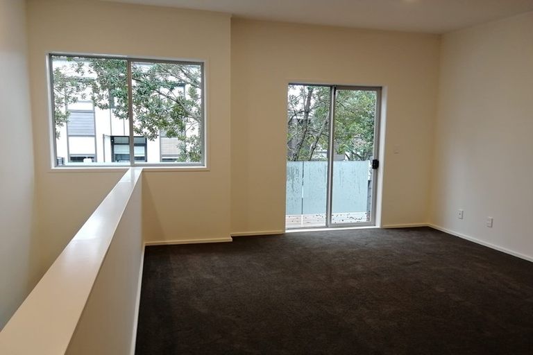 Photo of property in 1 Buncrana Place, Rosehill, Papakura, 2113