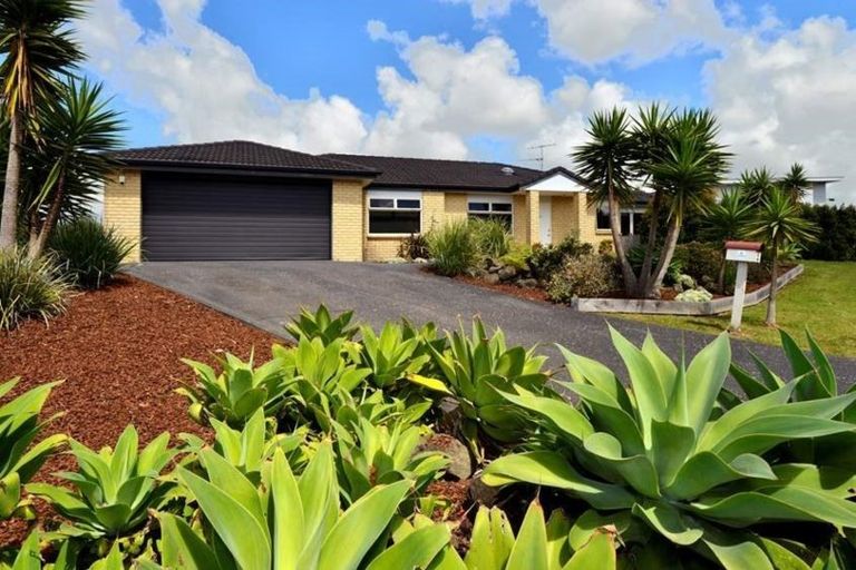 Photo of property in 32 Rising Parade, Fairview Heights, Auckland, 0632