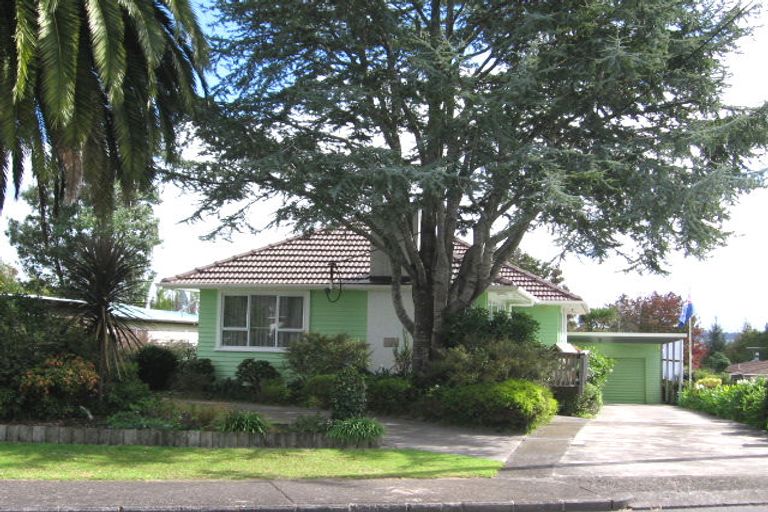 Photo of property in 5 Kirrie Avenue, Te Atatu South, Auckland, 0610