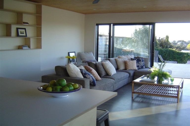 Photo of property in 26 Surf Road, Stanmore Bay, Whangaparaoa, 0932