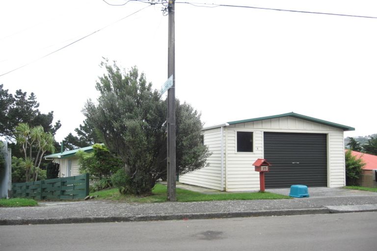 Photo of property in 35 Turville Crescent, Newlands, Wellington, 6037