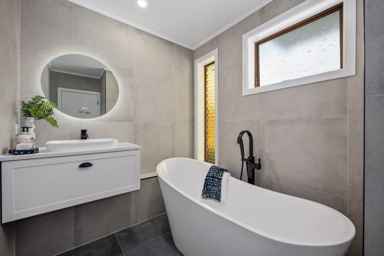 Photo of property in 68 Weatherly Road, Torbay, Auckland, 0630