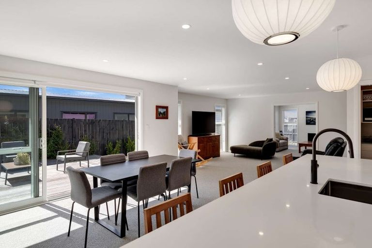 Photo of property in 1 Corsica Court, Fitzherbert, Palmerston North, 4410