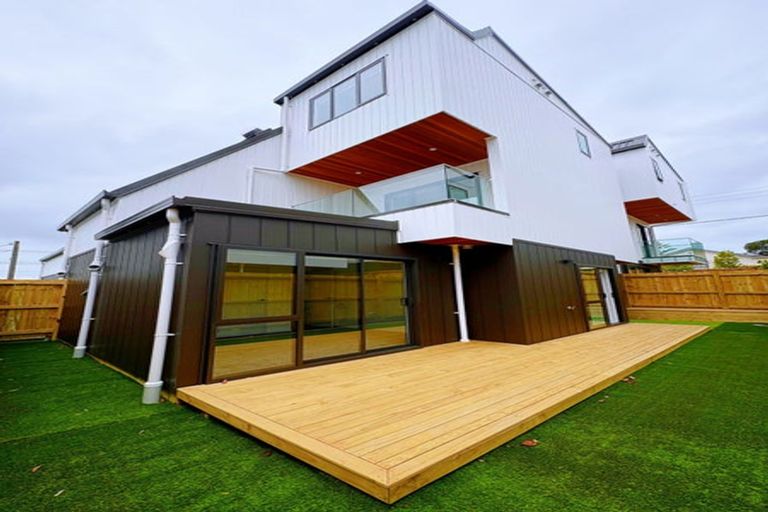 Photo of property in 14b Elcoat Avenue, Te Atatu South, Auckland, 0610