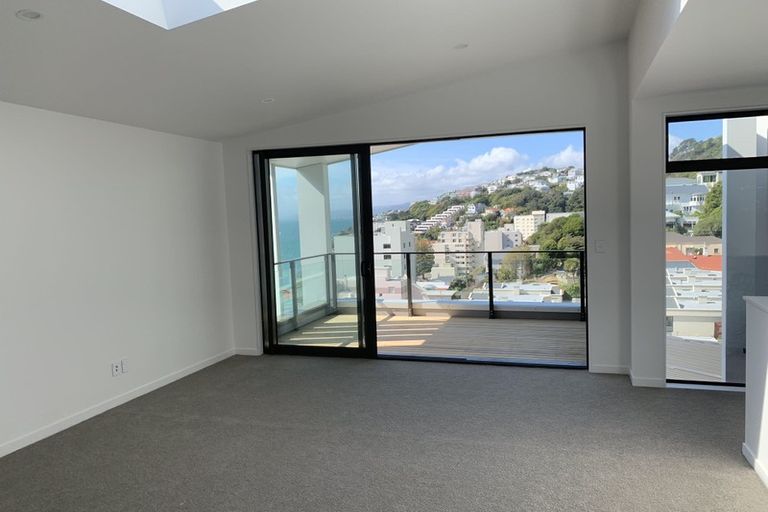 Photo of property in 2/18 Oriental Terrace, Oriental Bay, Wellington, 6011