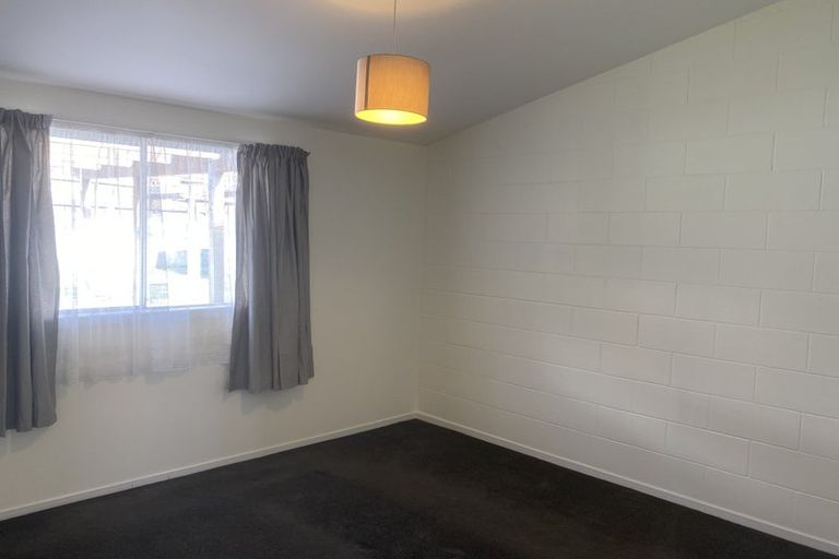 Photo of property in 2 Vera Road, Te Atatu South, Auckland, 0610