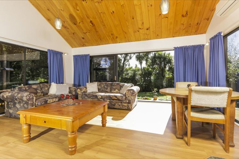 Photo of property in 25 Raroa Terrace, Waiatarua, Auckland, 0604