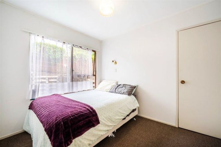 Photo of property in 2/43 Ravenwood Drive, Forrest Hill, Auckland, 0620