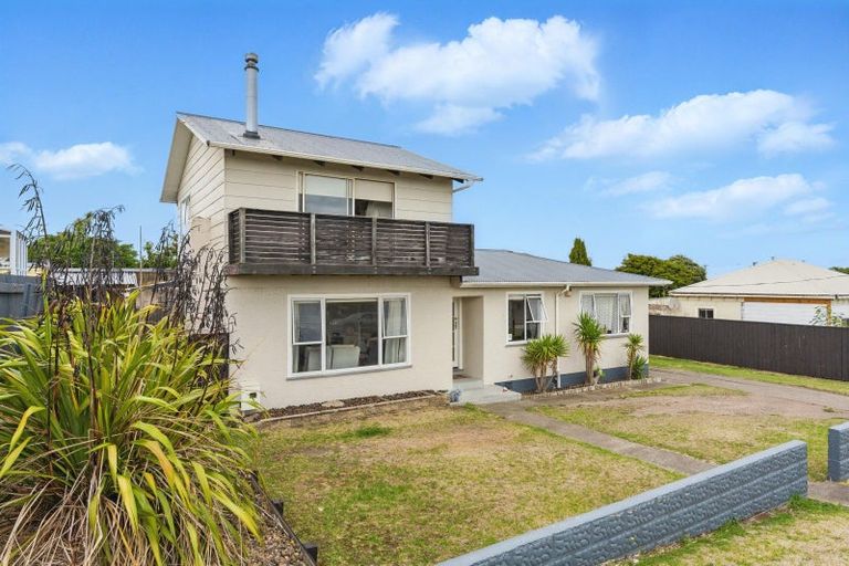 Photo of property in 28 Miro Street, Castlecliff, Whanganui, 4501
