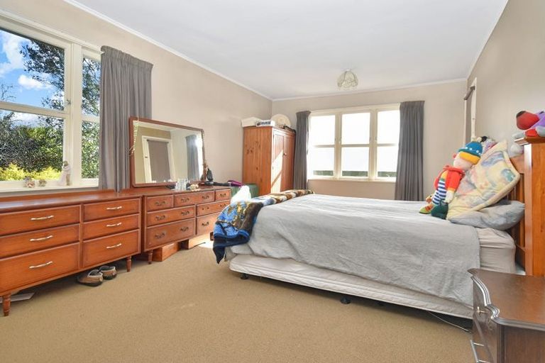 Photo of property in 8 Hobsonville Road, West Harbour, Auckland, 0618