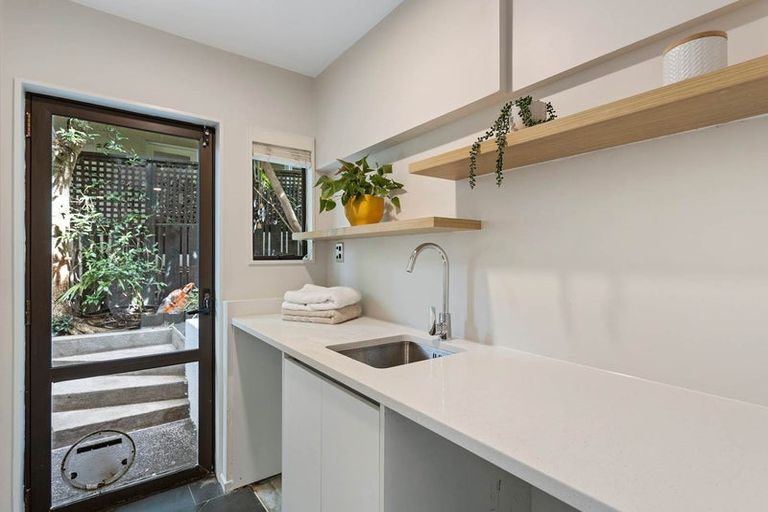 Photo of property in 2/4 Prospect Terrace, Milford, Auckland, 0620