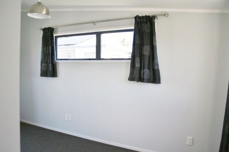 Photo of property in 16b Woodall Place, Totara Vale, Auckland, 0627