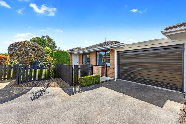 Photo of property in 2/58 Ambleside Drive, Burnside, Christchurch, 8053