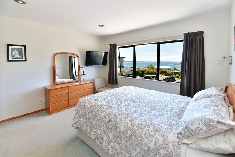 Photo of property in 6 Crown Road, Tindalls Beach, Whangaparaoa, 0930